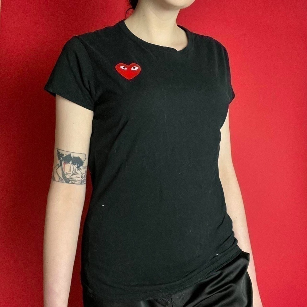 Black tee with red heart with eyes 🖤❤️